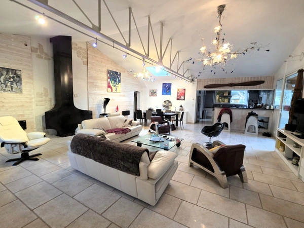 AV Propriété 21 pièces de 794m² sur terrain 3.331m² dont 407m² habitable, 200mt de l'Océan, ST PIERRE D'OLERON (17)