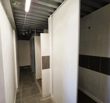 A MARENNES (17), A LOUER en coeur de zone d'activité Bâtiment commercial Mixte 383m², avec bureau-studio à l'étage