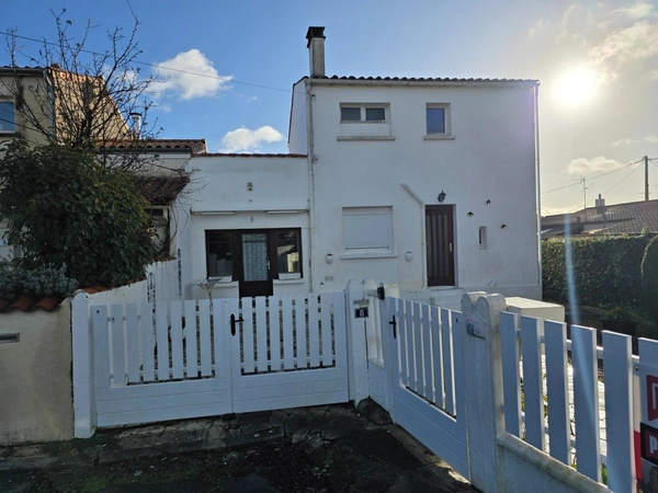 BOURCEFRANC LE CHAPUS (17) A Vendre maison village au calme 5 pièces 84m² avec gd jardin et garage 30m² 