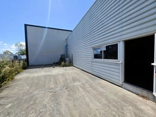 A MARENNES (17), A LOUER en coeur de zone d'activité Bâtiment commercial Mixte 383m², avec bureau-studio à l'étage
