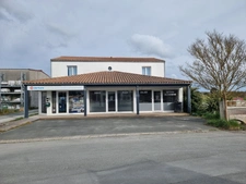 ST-PIERRE D'OLERON (17), A Louer local-bureau 84m² 6 pièces idéalement située en cœur de zone d'activité économique 