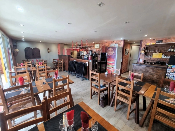 CHARENTE-MARITIME (17) proche MARENNES à vendre le Fonds de commerce d'une charmante PIZZERIA très réputée.  