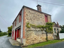 Maison en pierre en bon état avec dépendance 85500€