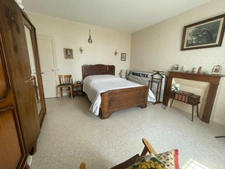 Maison en pierre en bon état avec dépendance 85500€