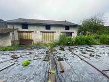 Maison en pierre en bon état avec dépendance 85500€