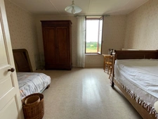 Maison en pierre en bon état avec dépendance 85500€