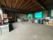 Maison en pierre en bon état avec dépendance 85500€