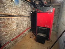 Maison en pierre en bon état avec dépendance 85500€