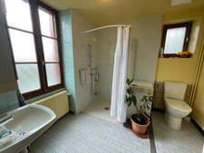 Maison en pierre en bon état avec dépendance 85500€