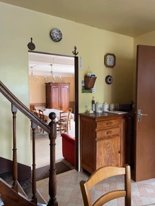 Maison en pierre en bon état avec dépendance 85500€