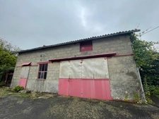Maison en pierre en bon état avec dépendance 85500€