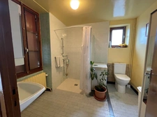 Maison en pierre en bon état avec dépendance 85500€