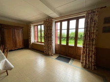 Maison en pierre en bon état avec dépendance 85500€