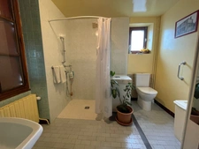 Maison en pierre en bon état avec dépendance 85500€