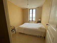 Maison en pierre en bon état avec dépendance 85500€