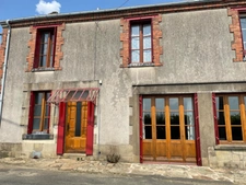 Maison en pierre en bon état avec dépendance 85500€