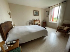 Maison en pierre en bon état avec dépendance 85500€