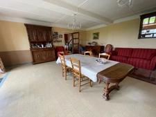 Maison en pierre en bon état avec dépendance 85500€