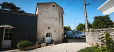 Ensemble immobilier composé d’une magnifique maison en pierre pleine de charme d'environ 120m2 et d’une seconde maison à rénover offrant un beau potentiel d'environ 60m2. SAINT GELAIS (79)