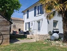 Baisse de Prix!!!Coup de cœur assuré à Vouillé – Maison de charme d environ 150 m² avec grand terrain arboré