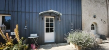 Baisse de prix !!!! Ensemble immobilier composé d’une magnifique maison en pierre pleine de charme d'environ 120m2 et d’une seconde maison à rénover d'environ 60m2. SAINT GELAIS (79)