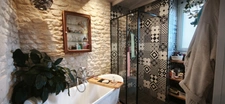 Ensemble immobilier composé d’une magnifique maison en pierre pleine de charme d'environ 120m2 et d’une seconde maison à rénover offrant un beau potentiel d'environ 60m2. SAINT GELAIS (79)