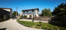 Ensemble immobilier composé d’une magnifique maison en pierre pleine de charme d'environ 120m2 et d’une seconde maison à rénover offrant un beau potentiel d'environ 60m2. SAINT GELAIS (79)