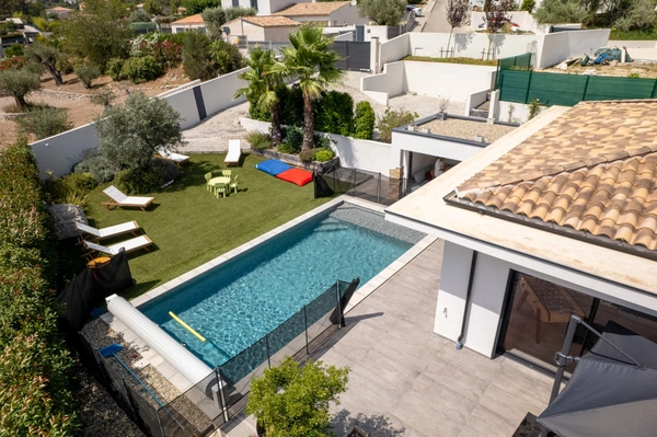 Magnifique villa comtemporaine entierement de plain pied de pres de  200 m2 sur une parcelle de 1000m2, 