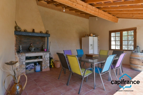 Ollioules:  Villa de caractére rénovée de 175m2 sur 726 m2 au calme, 2 appartements T4 de 105 2 et un T2/3 de 70m2 village à pied