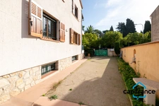 Sanary Port à pied/  Appartement en RDC de 114 m2,  S/Sol de 187 m2  et terrain 318 m2 /garage. 10mn du port