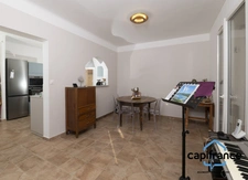 Toulon Hopital Sainte Anne /Claret. Maison entierement rénovée sur deux niveaux au calme, avec deux appartements T3/T2