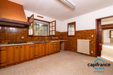 Sanary Port à pied/  Appartement en RDC de 114 m2,  S/Sol de 187 m2  et terrain 318 m2 /garage. 10mn du port