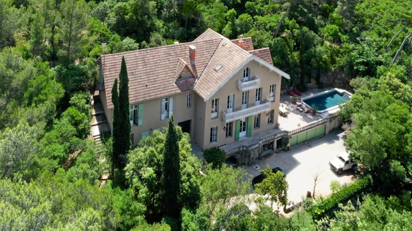 Marseille 9éme, Parc National des Calanques, Maison de Maître de 500 m² avec son parc de 2 Hectares , 11 studios