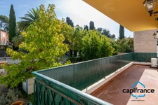 Sanary Port à pied/  Appartement en RDC de 114 m2,  S/Sol de 187 m2  et terrain 318 m2 /garage. 10mn du port