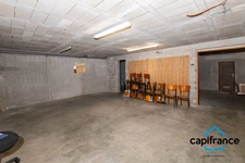 Sanary Port à pied/  Appartement en RDC de 114 m2,  S/Sol de 187 m2  et terrain 318 m2 /garage. 10mn du port