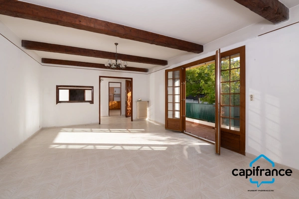 Sanary Port à pied/  Appartement en RDC de 114 m2,  S/Sol de 187 m2  et terrain 318 m2 /garage. 10mn du port