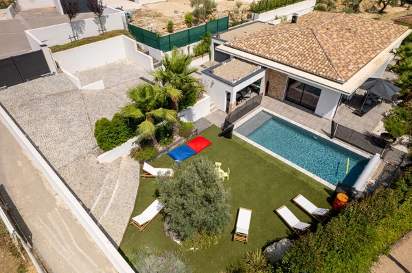 Magnifique villa comtemporaine entierement de plain pied de pres de  200 m2 sur une parcelle de 1000m2, 