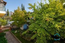 Sanary Port à pied/  Appartement en RDC de 114 m2,  S/Sol de 187 m2  et terrain 318 m2 /garage. 10mn du port