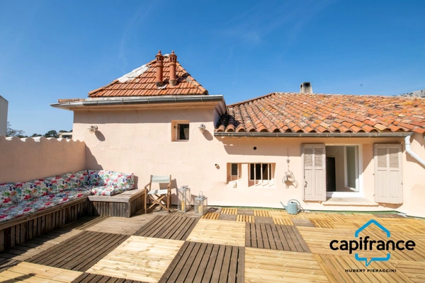 Appartement atypique de 86 m2 avec une terrasse privative de 50 m2 sur les toits 4 chambres, 2 places de parking.