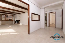 Sanary Port à pied/  Appartement en RDC de 114 m2,  S/Sol de 187 m2  et terrain 318 m2 /garage. 10mn du port