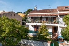 Sanary Port à pied/  Appartement en RDC de 114 m2,  S/Sol de 187 m2  et terrain 318 m2 /garage. 10mn du port