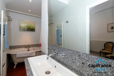 06. Grasse. Elegant apartment of 180m² (150m² living space) with sea view, very quiet, 200m² garden, 2 parking spaces, several outbuildings