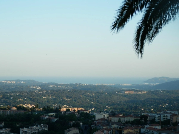 06. Grasse. Appartement Bourgeois de 180m² (150m² loi carrez) vue Mer, très calme, Jardin de 200m², 2 places de parkings, plusieurs annexes
