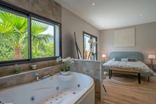 Magnificent contemporary villa, entirely on one level, of 200 m2 on a plot of 1000 m2. 