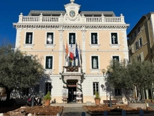 83 Ollioules immeuble de rapport  5 logements 2140 euros net/mois