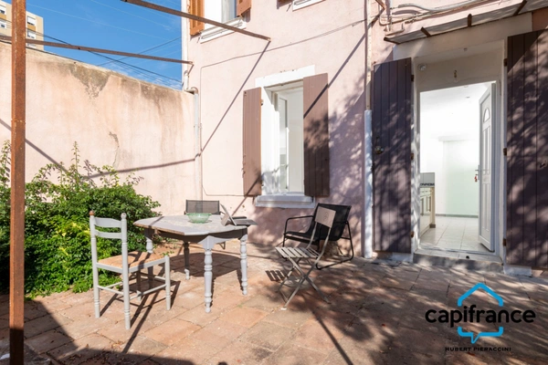 Toulon Escaillon T2 (33m2) entièrement rénové, plein pied, petite résidence, calme, sans vis à vis.