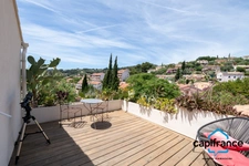 83 Ollioules La Courtine, Maison entierement rénovée avec goût, de 123 m2 (avec un studio) sur 386 m2 stationnement facile