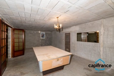 Sanary Port à pied/  Appartement en RDC de 114 m2,  S/Sol de 187 m2  et terrain 318 m2 /garage. 10mn du port