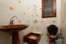 Sanary Port à pied/  Appartement en RDC de 114 m2,  S/Sol de 187 m2  et terrain 318 m2 /garage. 10mn du port