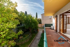 Sanary Port à pied/  Appartement en RDC de 114 m2,  S/Sol de 187 m2  et terrain 318 m2 /garage. 10mn du port